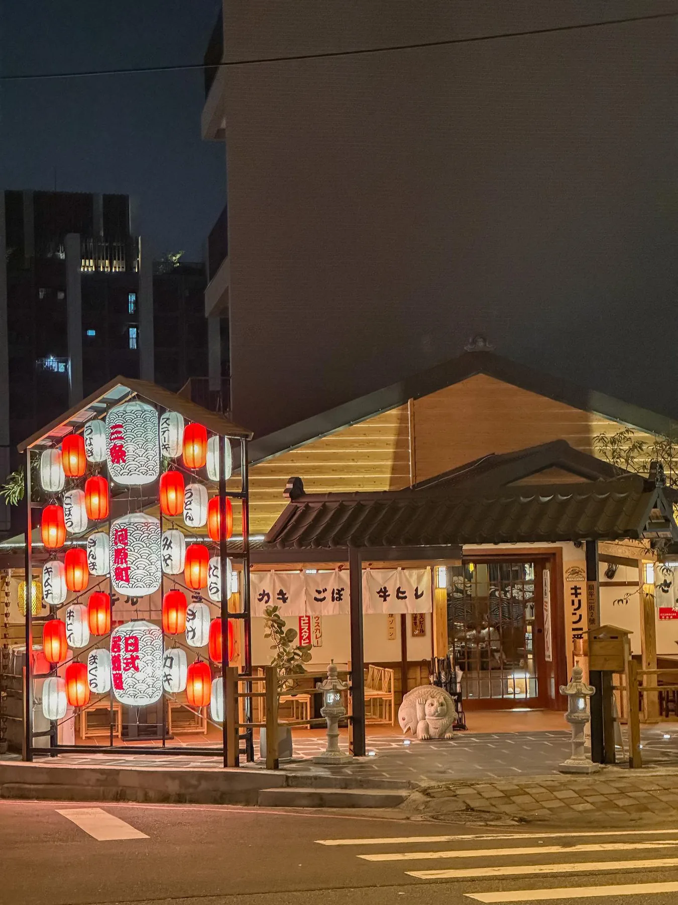 三条河原町居酒屋 水湳店夜晚的燈籠牆