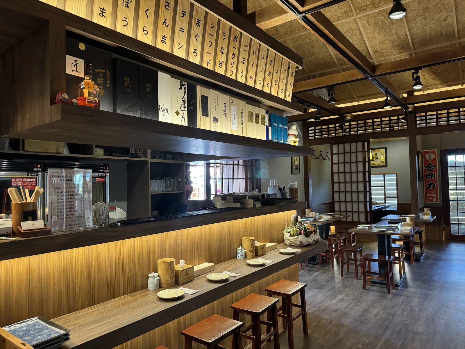 取材日本當地，細緻還原居酒屋空間